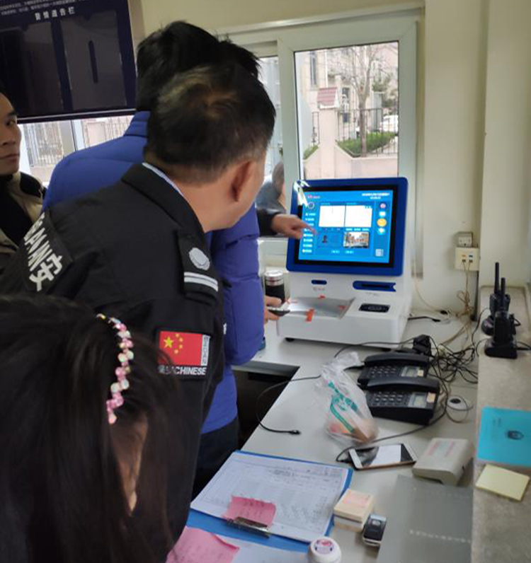 在小區(qū)出入時(shí)，悅訪客，訪客機(jī)登記訪客信息跟手工登記哪個(gè)好?